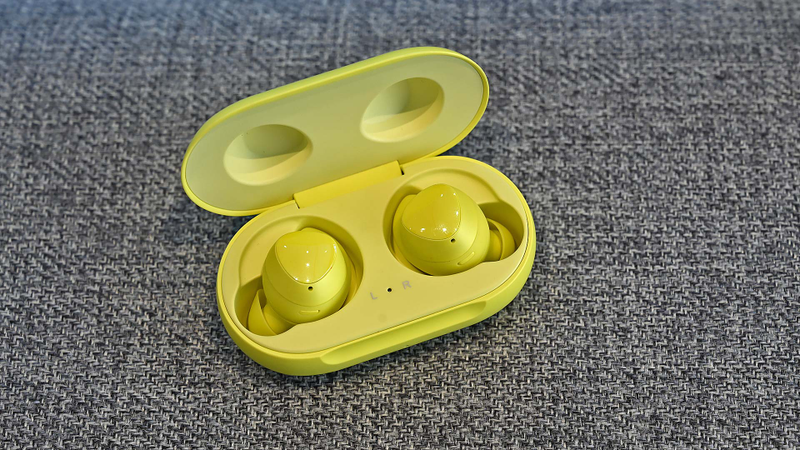 Illustration for article titled Los nuevos auriculares Galaxy Buds de Samsung son su mejor intento hasta ahora de superar a los Airpods